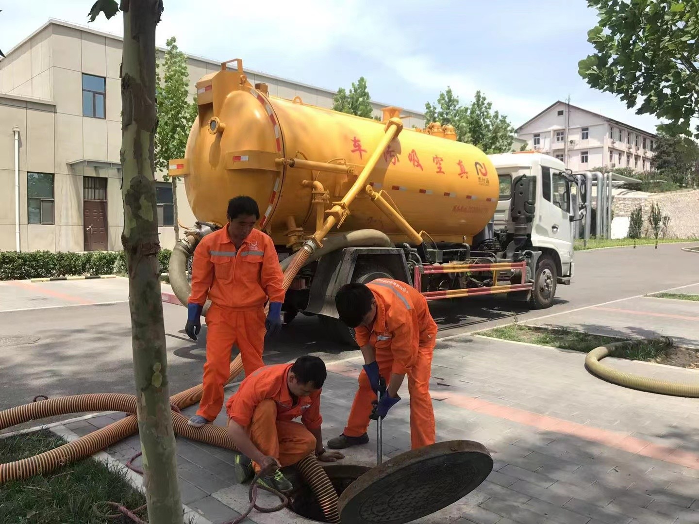 石拐管道疏通车停在窨井附近