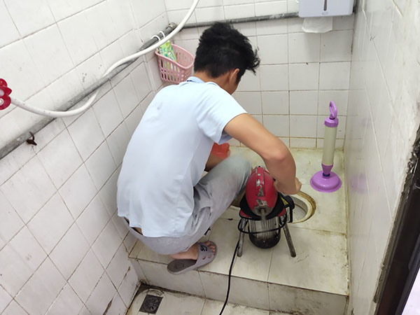 石拐管道堵塞冒臭气 专业师傅现场解决问题
