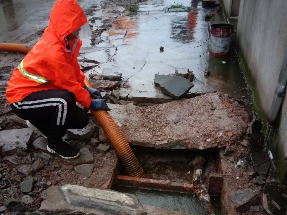 石拐专业清理污水池 炜誉市政以规范流程守护城市 “肠道”