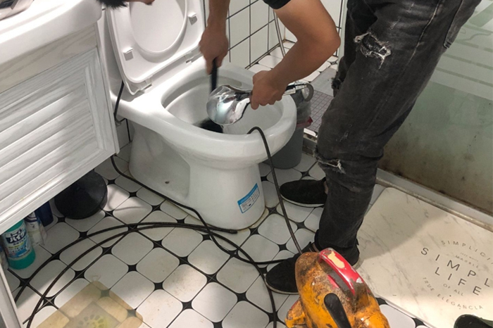 石拐马桶堵塞自己疏通还是找师傅?专业上门服务让你省时更省心